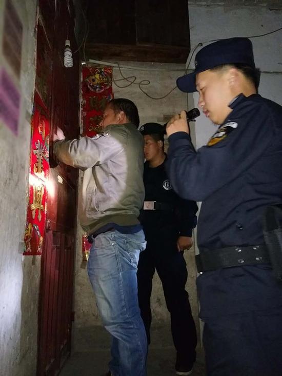 怒江粗心妈妈误将幼女锁家中 民警全城寻开锁师傅开门