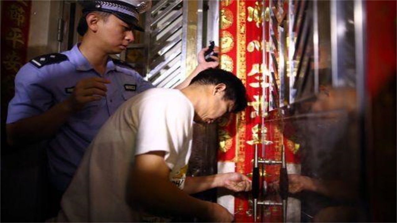 怒江请开锁师傅开了锁后，师傅为什么一般都不进门，就算主人请也不进去？